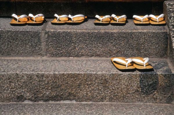 Ross, Nancy ,  Steve 아티스트의 Japan, Kyoto Zori sandals on steps of a shrine작품입니다.